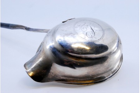 Concha de poncha em prata com cabo em madeira torcido e concha perlada com relevo na base.