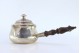 Chocolateira em prata com cabo em madeira torneada.