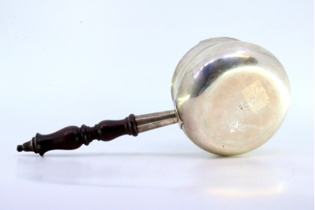 Chocolateira em prata com cabo em madeira torneada.