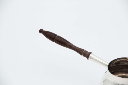 Chocolateira de prata lisa com cabo em madeira de Castanho