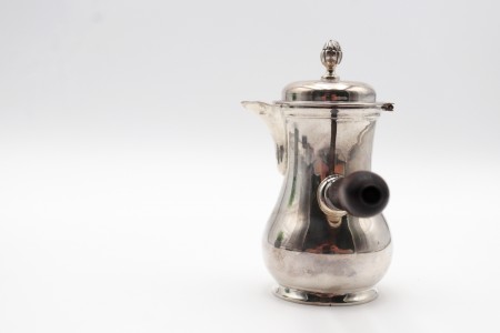 Chocolateira em prata lisa com pomo na tampa basculante e cabo em madeira