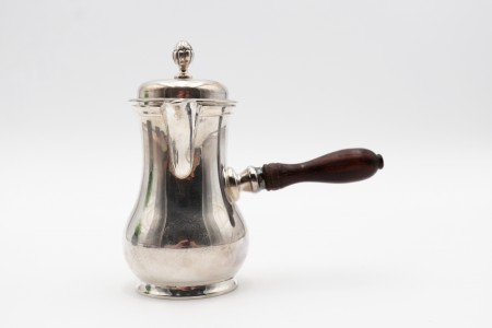 Chocolateira em prata lisa com pomo na tampa basculante e cabo em madeira