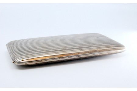 Cigarreira em prata com bandas caneladas ao longo e interior dourado com tampa basculante.