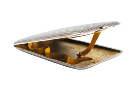 Cigarreira em prata com bandas caneladas ao longo e interior dourado com tampa basculante.