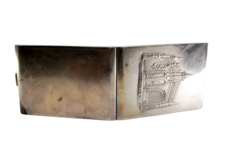 Cigarreira em prata fosca com alto relevo alusivo ao Mosteiro de Tomar e tampa basculante.