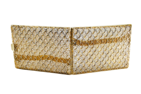 Cigarreira em prata filigrana dourada em forma de escamas e tampa basculante.