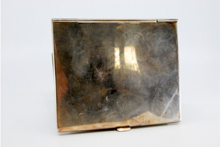  Cartoneira em prata lisa com bandas relevadas envolvendo cartela para monograma.