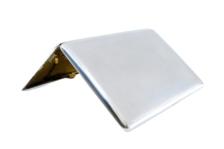  Cigarreira de prata lisa com interior dourado e tampa basculante.