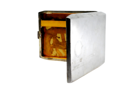 Cigarreira em prata fosca com interior dourado e bandas sobrepostas com tampa basculante.