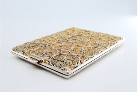 Cigarreira em prata filigrana dourada com tampa basculante.