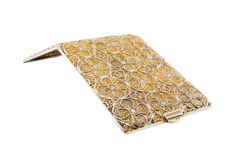 Cigarreira em prata filigrana dourada com tampa basculante.