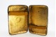 Cigarreira em prata martelada envolvendo cartela para monograma com interior dourado e tampa basculante.