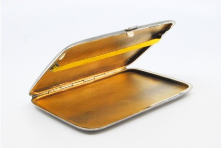 Cigarreira em prata fosca com interior dourado e tampa basculante.