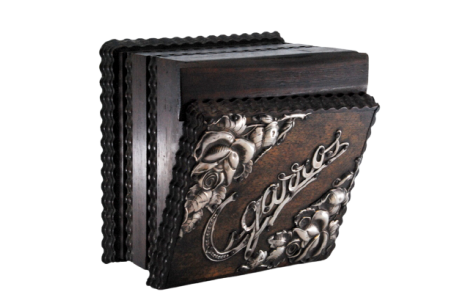 Caixa para cigarros em pau santo com tremidos e aplicações de prata na tampa basculante.