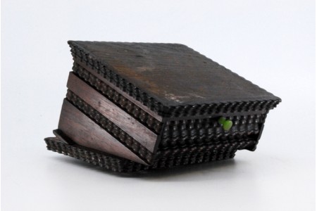 Caixa para cigarros em pau santo com tremidos e aplicações de prata na tampa 