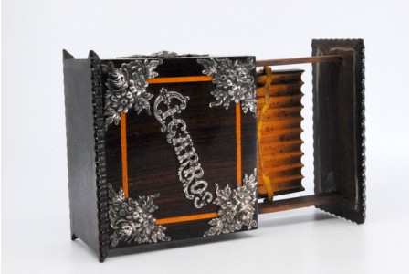 Caixa para tabaco com frisos tremidos de pau santo e aplicações em prata.