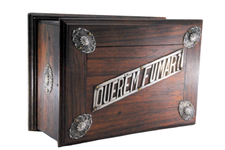 Caixa para tabaco em pau santo com tremidos e aplicações em prata na tampa