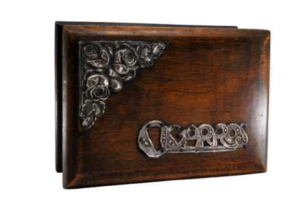 Caixa para cigarros em pau santo com tremidos e aplicações em prata na tampa 