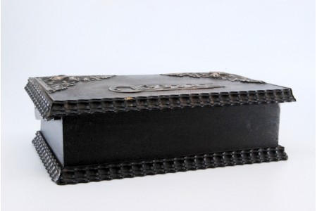 Caixa para cigarros com aplicações em prata na tampa e dizeres "CIGARROS".