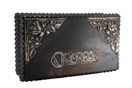 Caixa para cigarros com aplicações em prata na tampa e dizeres "CIGARROS".