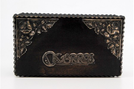 Caixa para cigarros com aplicações em prata na tampa e dizeres "CIGARROS