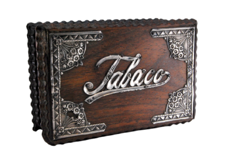 Caixa para tabaco em pau santo com aplicações em prata e na tampa com dizeres "TABACO".