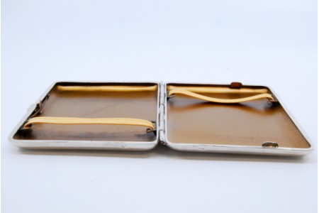 Cigarreira em prata lisa com interior dourado e tampa basculante.