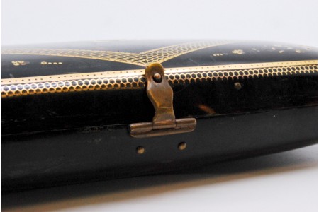 Caixa para óculos em tartaruga e aplicações em ouro, monogramada no centro.