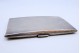 Cigarreira em prata escovada com suporte interior para cigarros, cartela para monograma e tampa basculante.