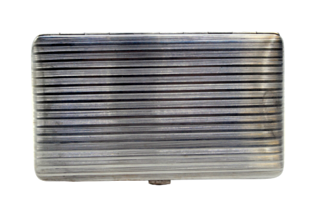 Cigarreira em prata com bandas caneladas em ambos os lados e tampa basculante.