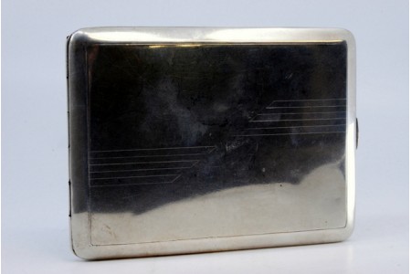 Cigarreira em prata com gravados assimétricos, interior dourado e tampa basculante.