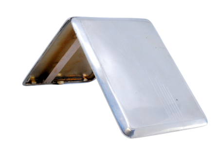 Cigarreira em prata com gravados assimétricos, interior dourado e tampa basculante.