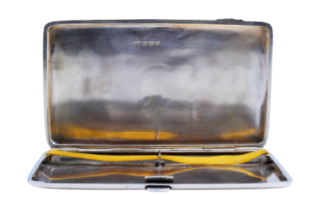 Cigarreira em prata guilhochada em ambos os lados envolvendo cartela para monograma e tampa basculante.