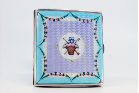 Cigarreira em prata esmaltada com flores e desenhos ondeados, tampa basculante.