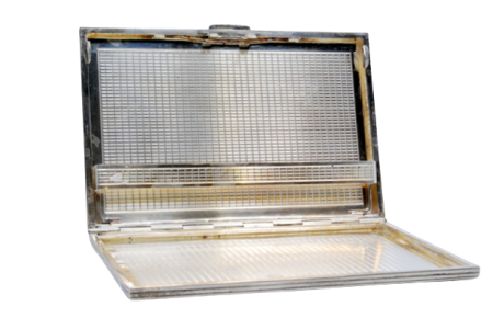 Cigarreira em prata com gravados em forma de espinha em ambos os lados e interior com mola de suporte para os cigarros.