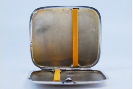 Cigarreira em prata lisa em forma de sabonete com tampa basculante e interior dourado.