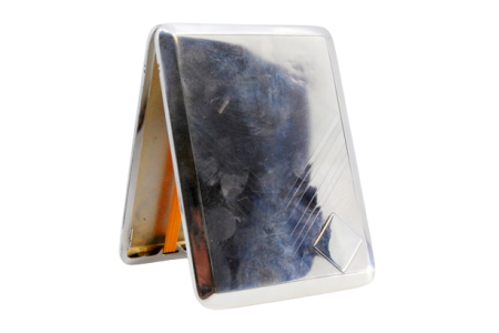 Cigarreira em prata com gravados envolvendo cartela para monograma, interior com suporte para os cigarros e tampa basculante.