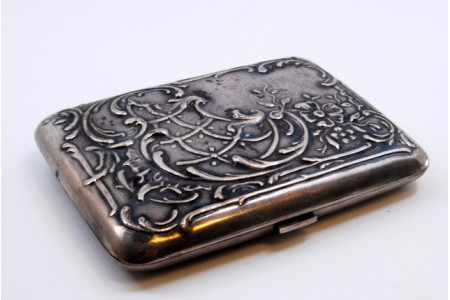 Cigarreira em prata com relevos florais ao estilo Arte Nova, interior dourado e tampa basculante.
