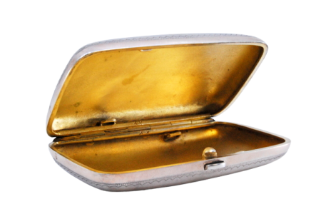Cigarreira em prata com gravados florais envolvendo cartela para monograma e interior dourado.