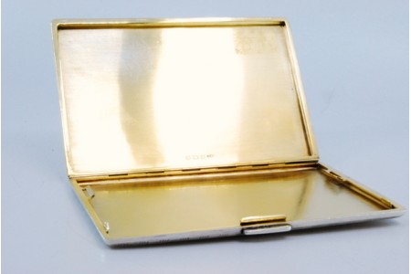 Cigarreira em prata escovada envolvendo cartela para monograma com interior dourado e tampa basculante.