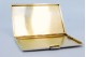 Cigarreira em prata escovada envolvendo cartela para monograma com interior dourado e tampa basculante.