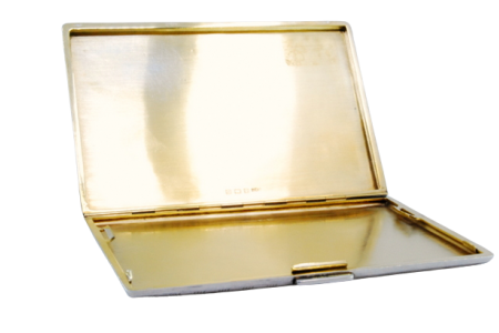 Cigarreira em prata escovada envolvendo cartela para monograma com interior dourado e tampa basculante.