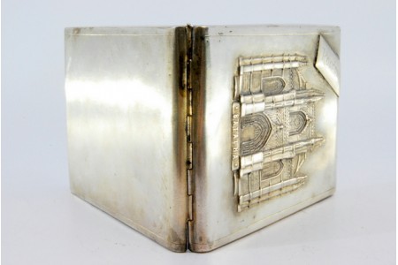 Cigarreira em prata com Mosteiro da Batalha em relevo na tampa basculante