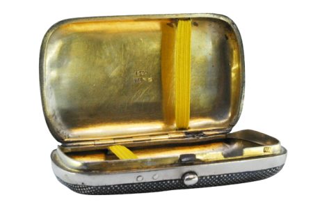 Cigarreira em prata nielada ao gosto Russo com figura de charrete puxada por cavalos e tampa basculante.