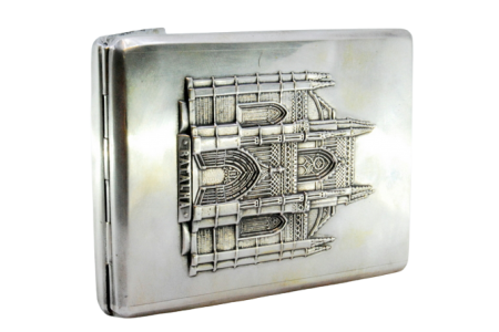 Cigarreira em prata com relevo alusivo ao Mosteiro da Batalha e interior dourado.
