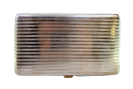 Cigarreira em prata com frisos ao alto, tampa basculante e interior dourado.