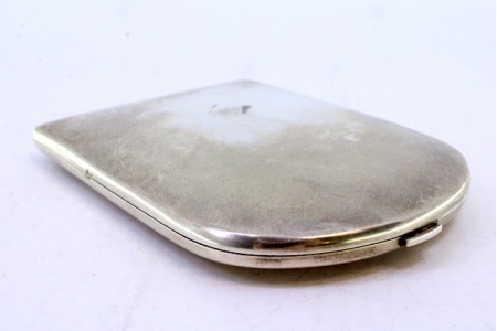 Cigarreira em prata lisa em forma de ferradura com interior dourado e tampa com engenho.
