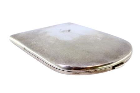 Cigarreira em prata lisa em forma de ferradura com interior dourado e tampa com engenho.