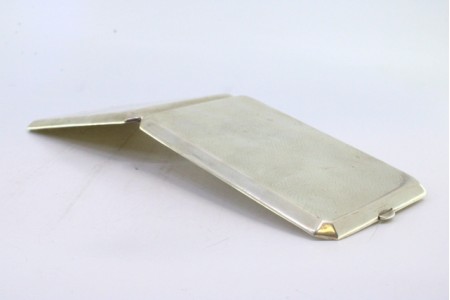 Cigarreira em prata martelada com interior dourado e cantos chanfrados