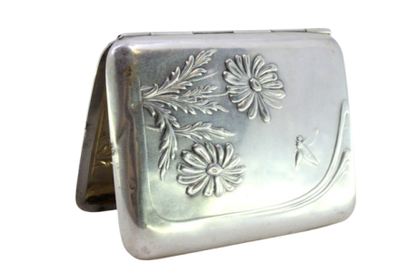 Cigarreira em prata com motivos florais relevados ao estilo Arte Nova e interior dourado.